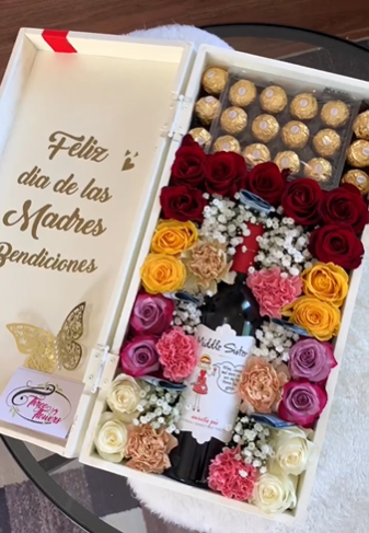 Three Flowers - Caja de flores premium con decoración dorada
